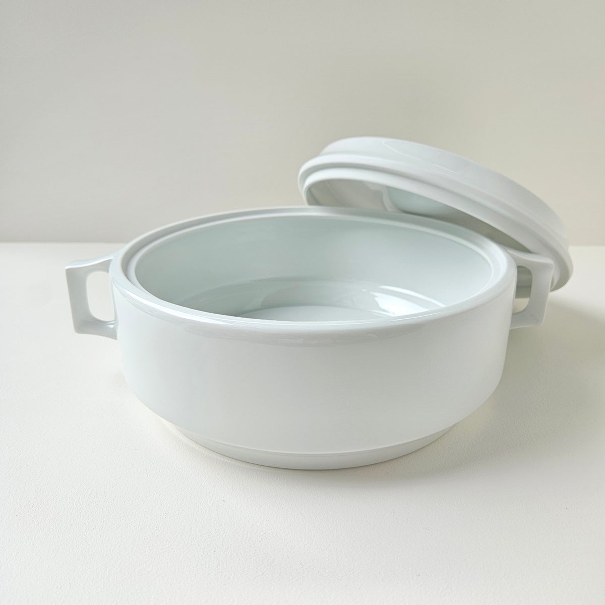 Soupière ronde moderniste en porcelaine blanche – Limoges, vers 1970-1980