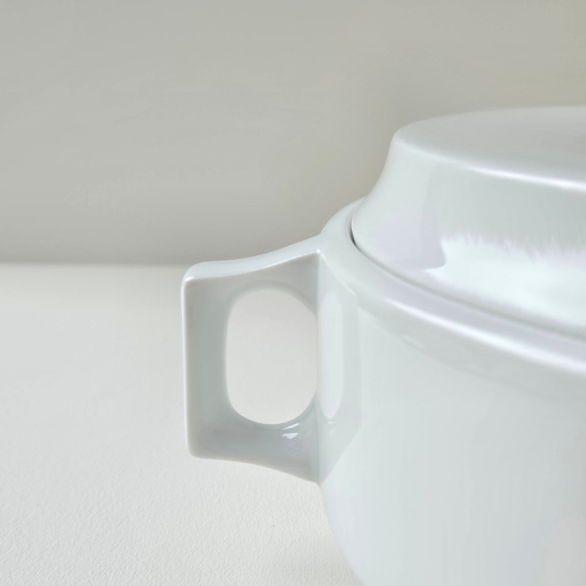 Soupière ronde moderniste en porcelaine blanche – Limoges, vers 1970-1980