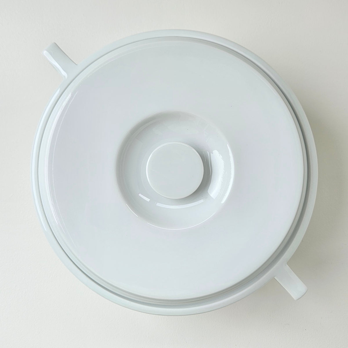 Soupière ronde moderniste en porcelaine blanche – Limoges, vers 1970-1980