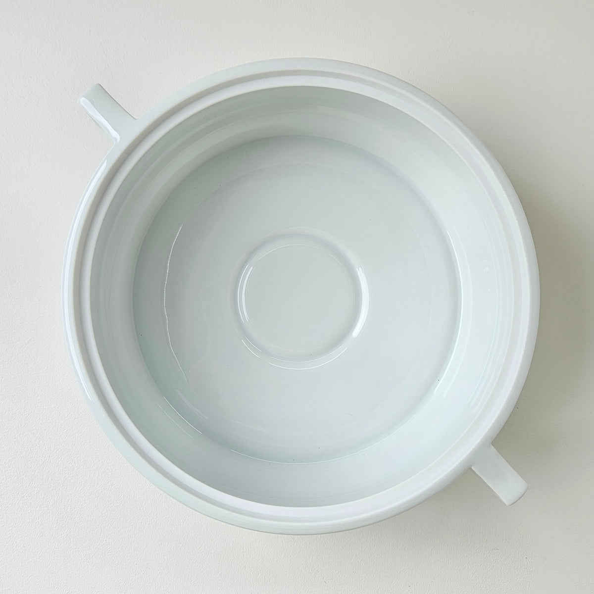 Soupière ronde moderniste en porcelaine blanche – Limoges, vers 1970-1980