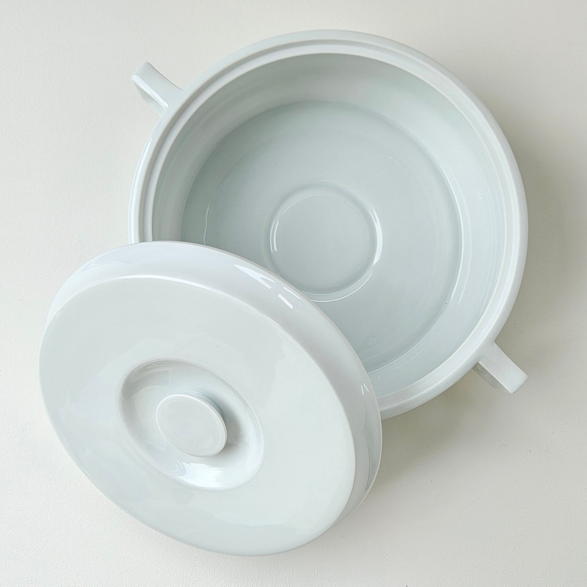 Soupière ronde moderniste en porcelaine blanche – Limoges, vers 1970-1980