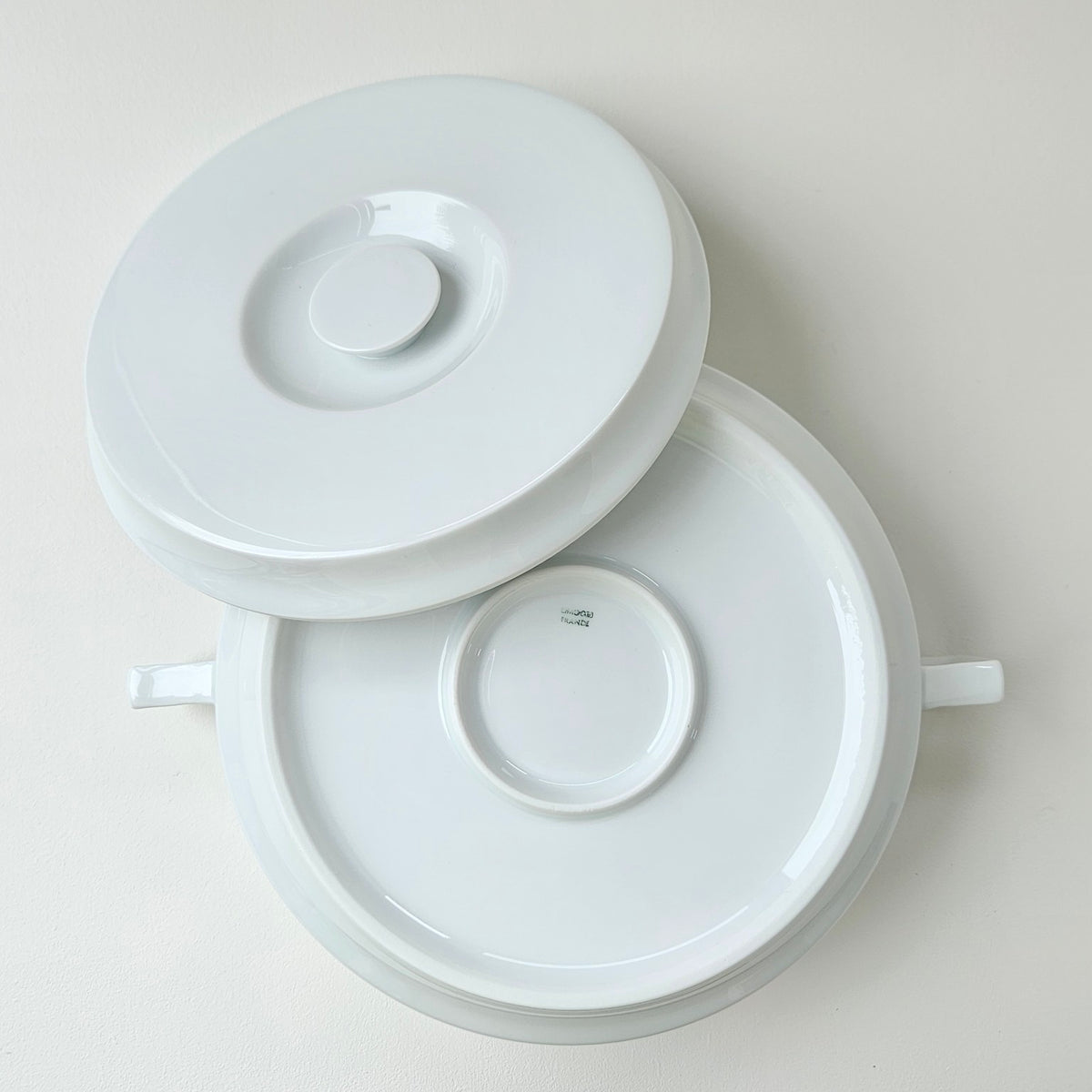 Soupière ronde moderniste en porcelaine blanche – Limoges, vers 1970-1980