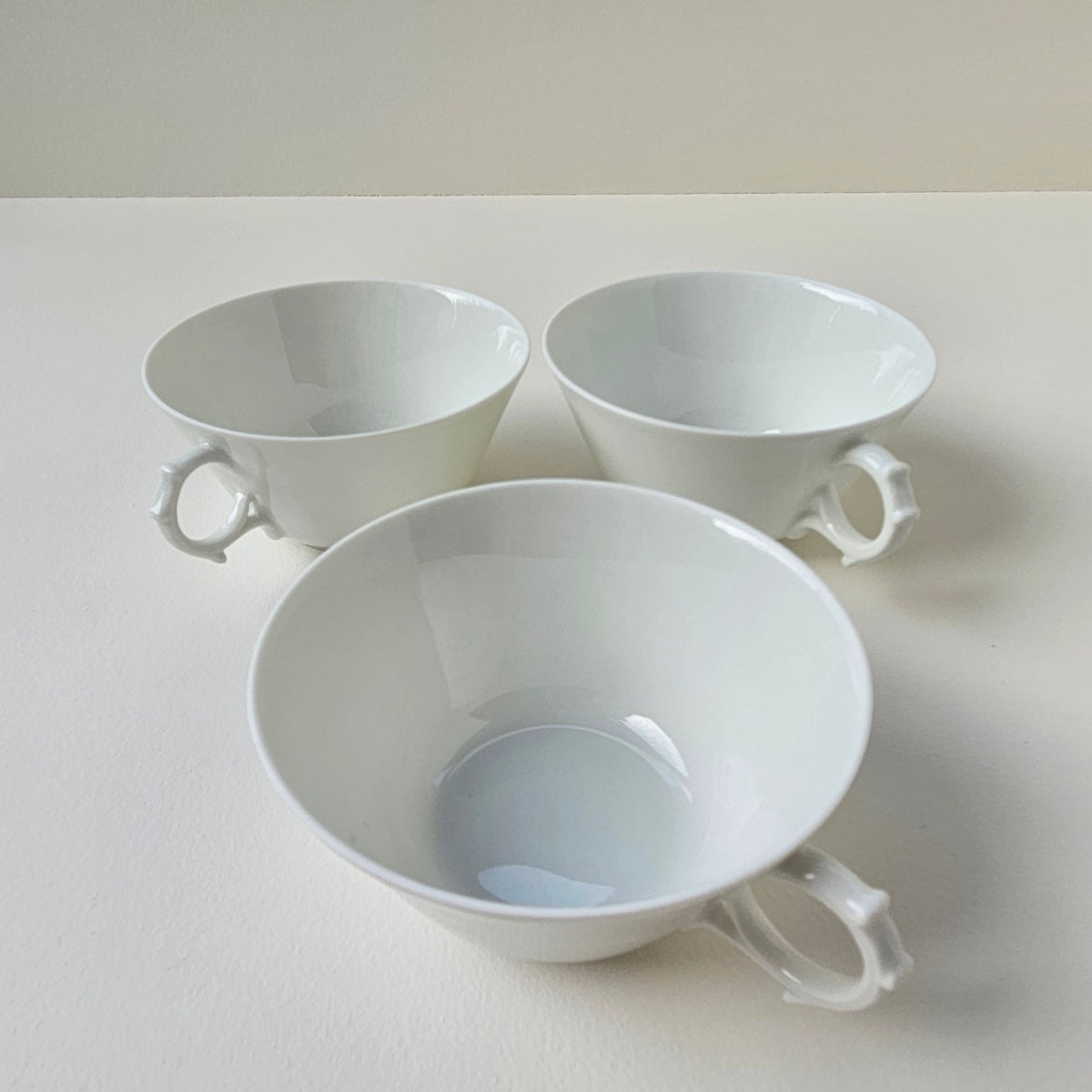 Ensemble de 3 tasses à thé en porcelaine fine – Limoges, v. 1920-1935