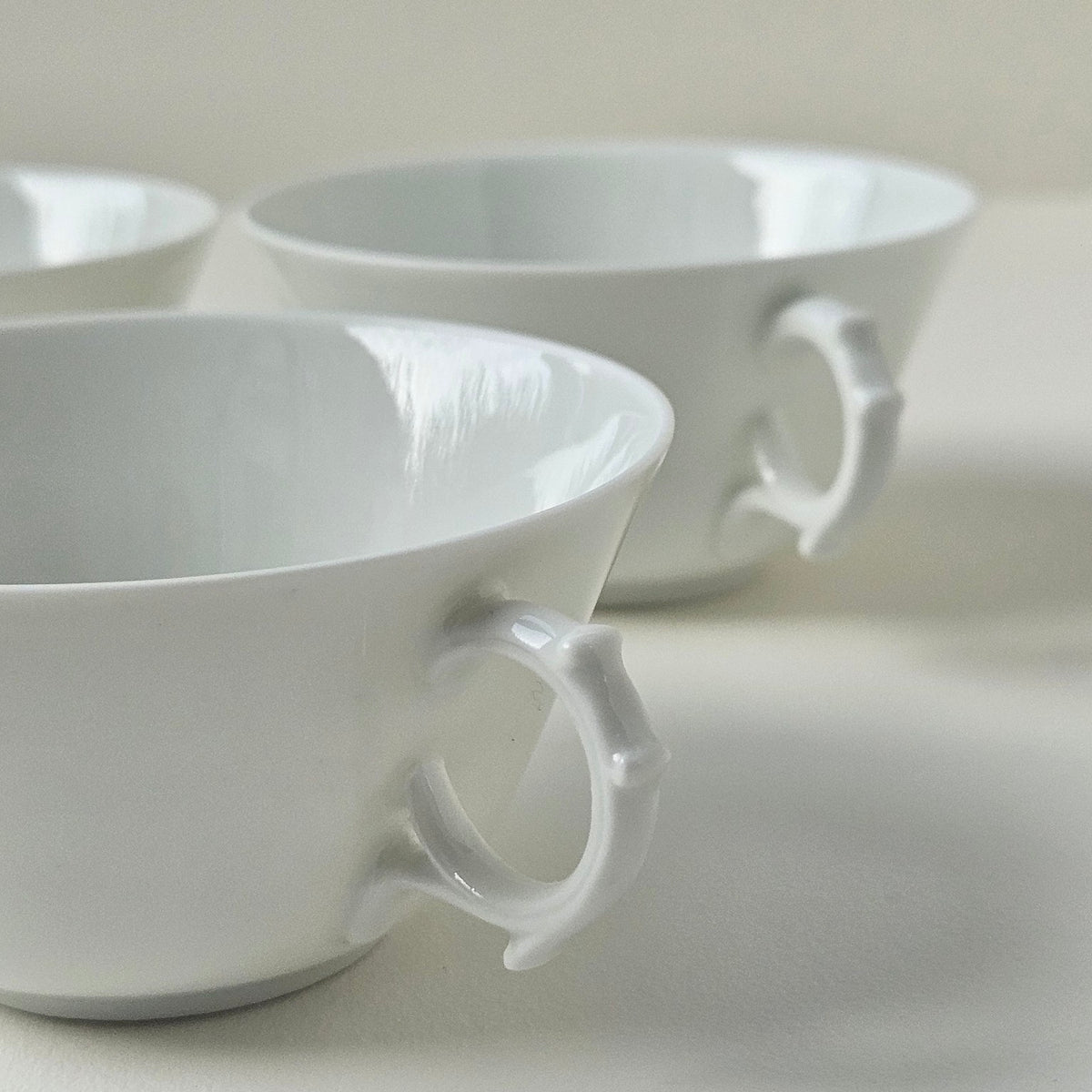 Ensemble de 3 tasses à thé en porcelaine fine – Limoges, v. 1920-1935