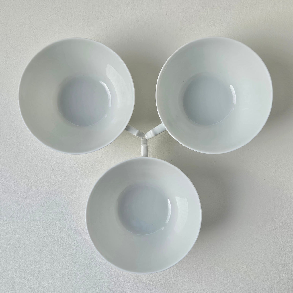 Ensemble de 3 tasses à thé en porcelaine fine – Limoges, v. 1920-1935