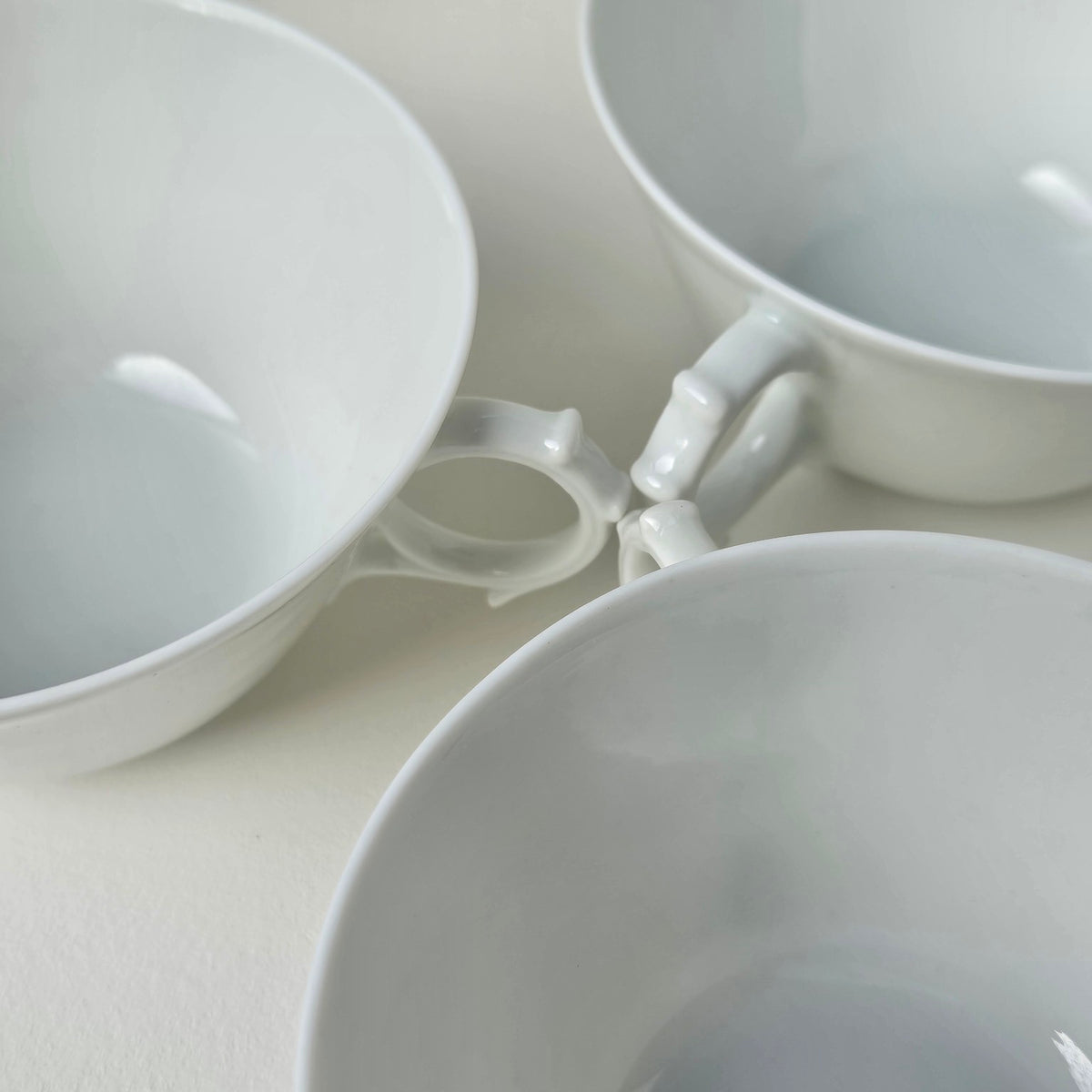 Ensemble de 3 tasses à thé en porcelaine fine – Limoges, v. 1920-1935