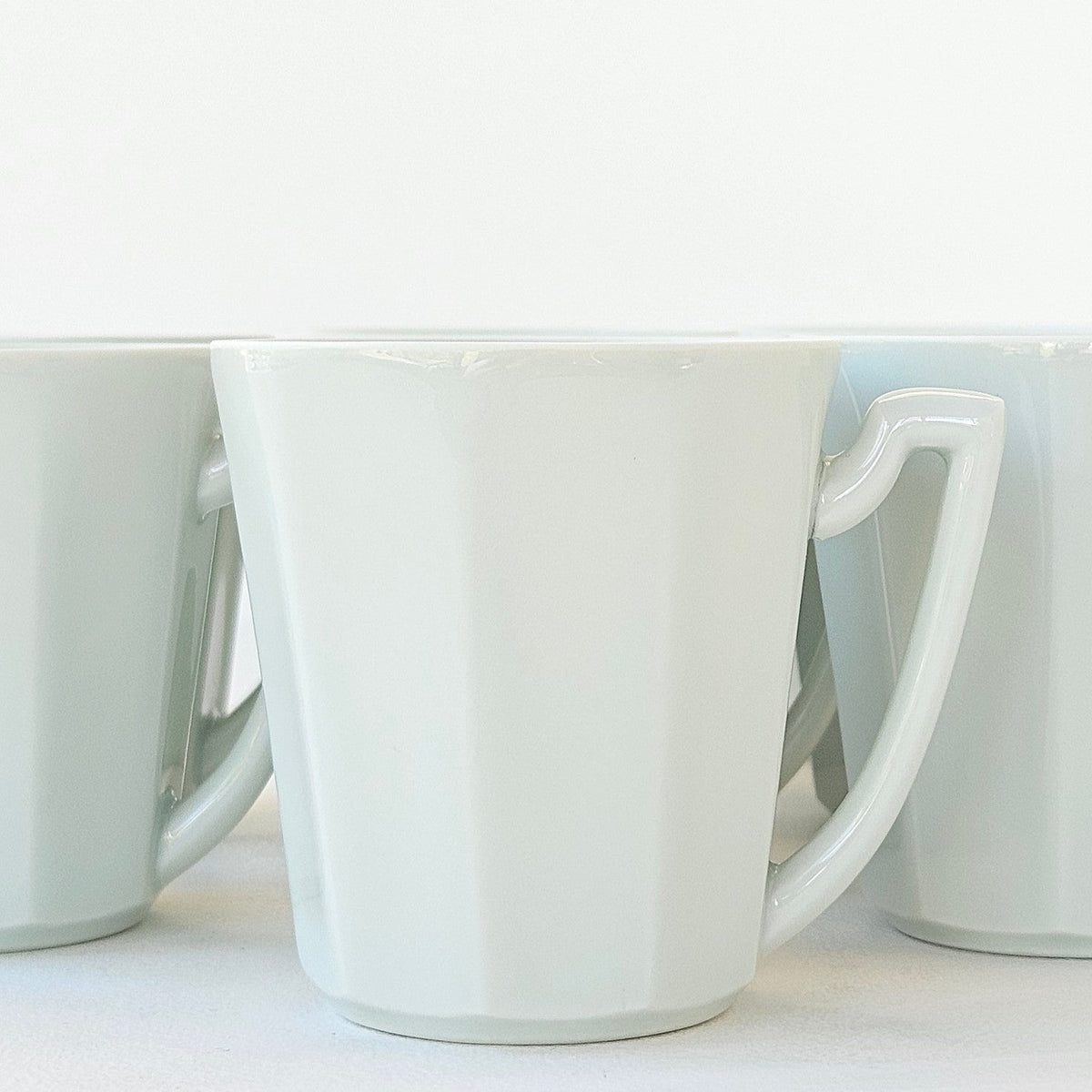 Lot de huit tasses à café en porcelaine céladon – Limoges, v. 1950-1960