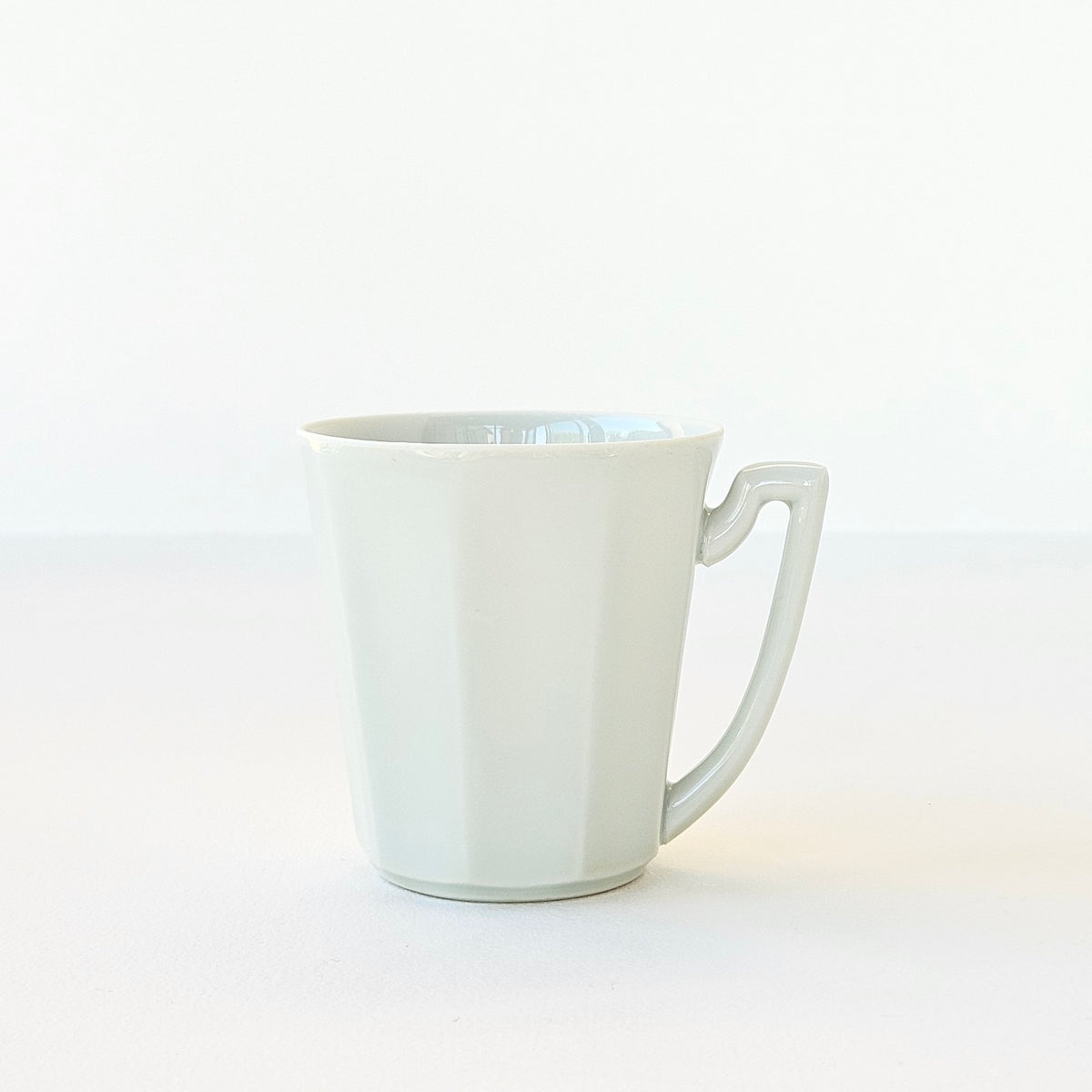 Lot de huit tasses à café en porcelaine céladon – Limoges, v. 1950-1960