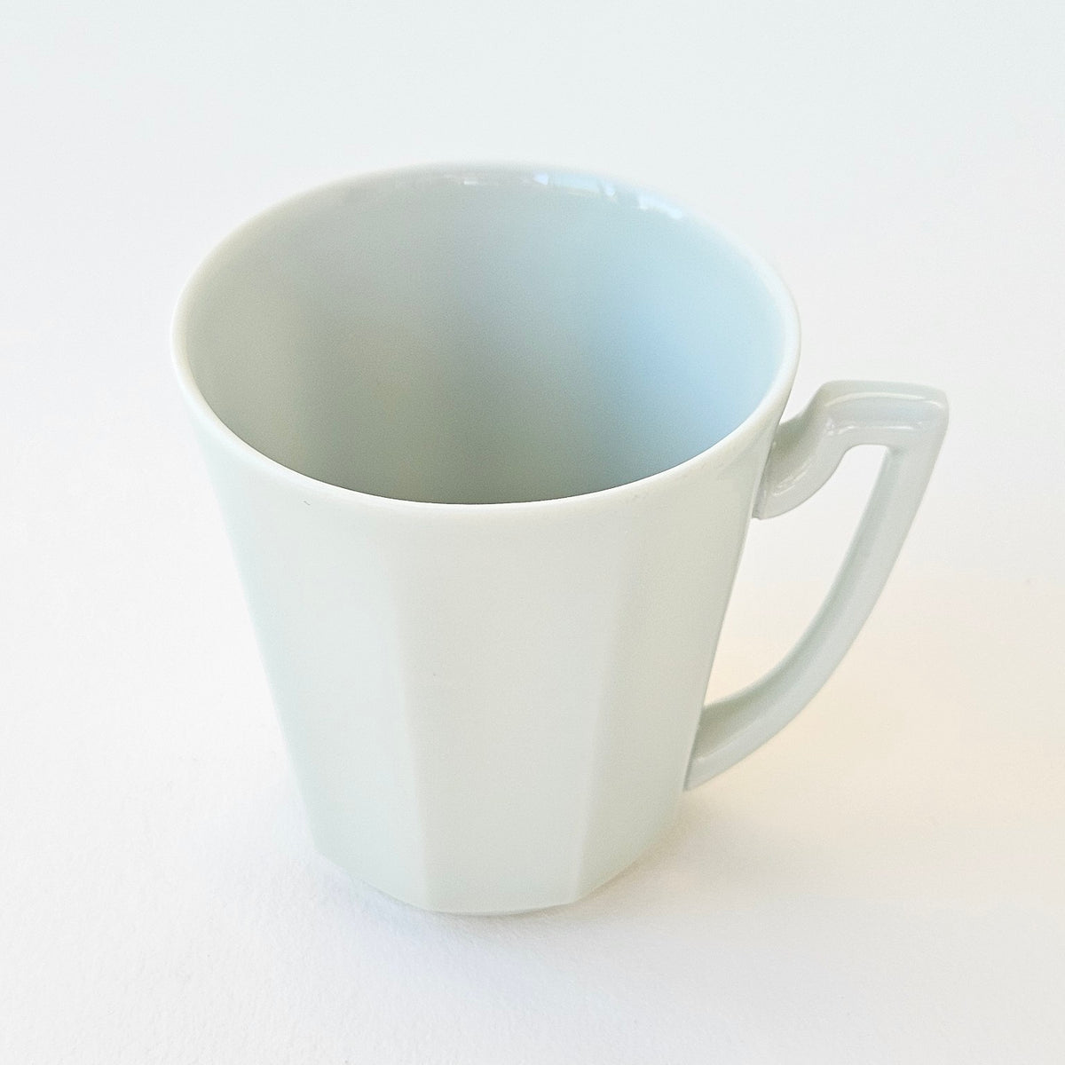 Lot de huit tasses à café en porcelaine céladon – Limoges, v. 1950-1960