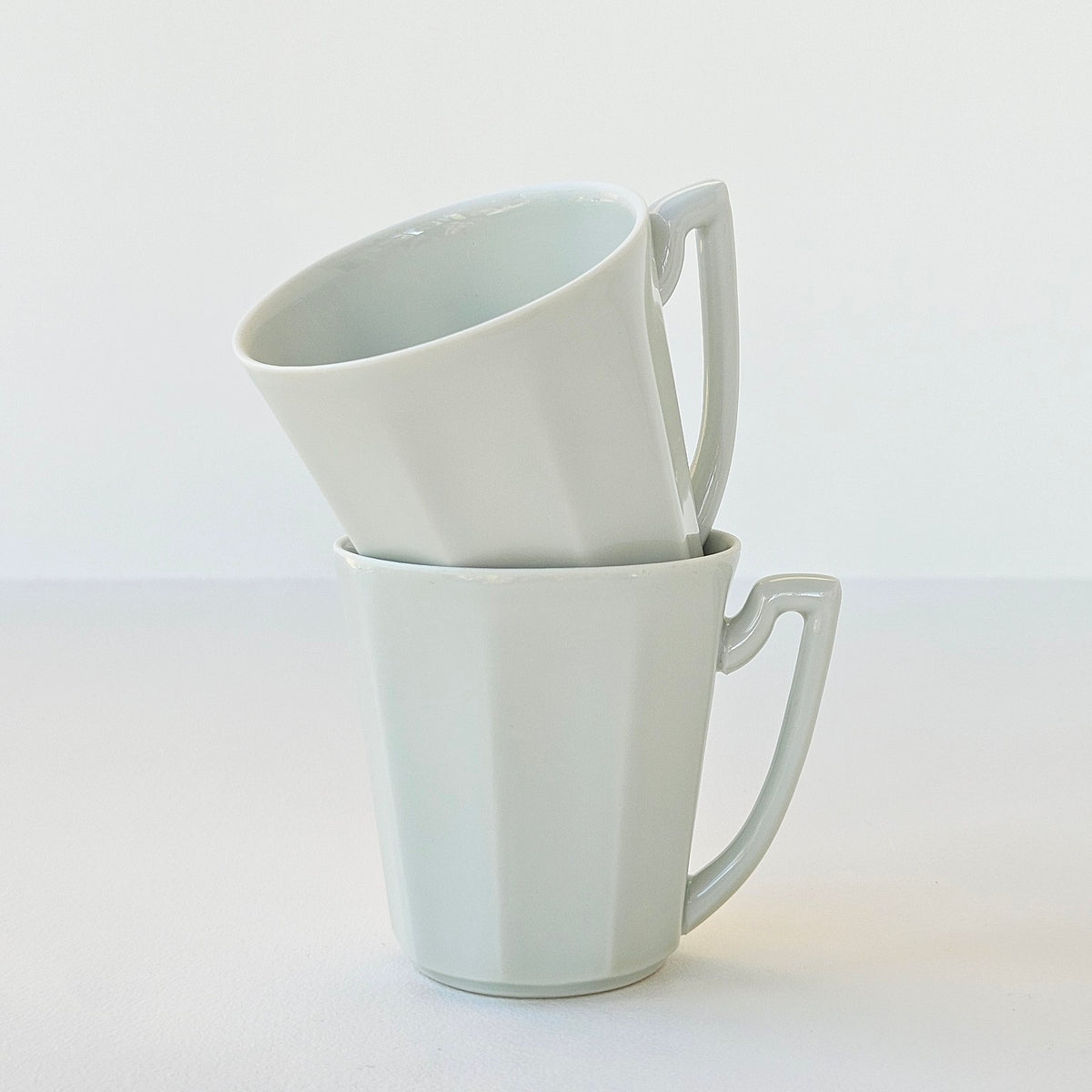 Lot de huit tasses à café en porcelaine céladon – Limoges, v. 1950-1960