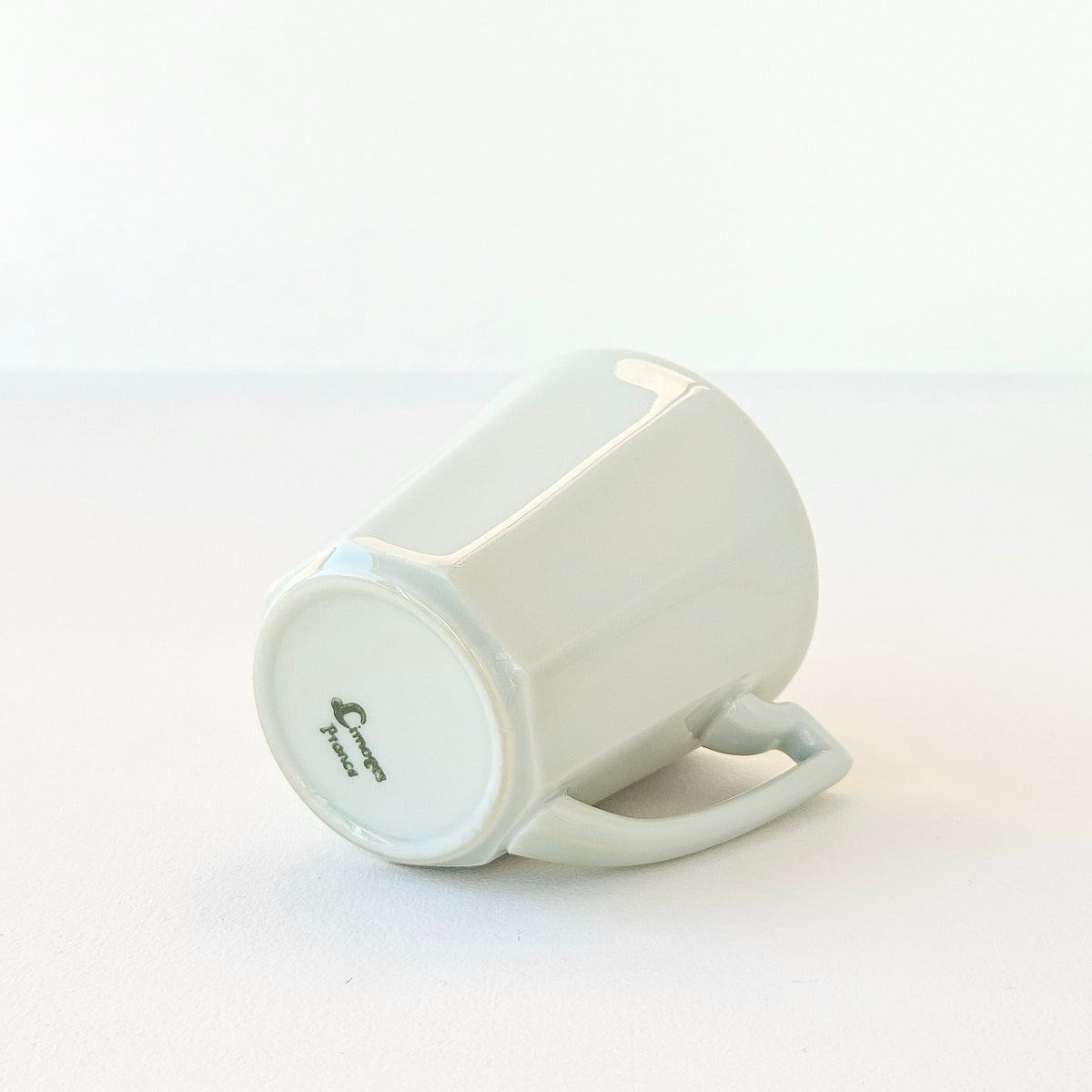 Lot de huit tasses à café en porcelaine céladon – Limoges, v. 1950-1960