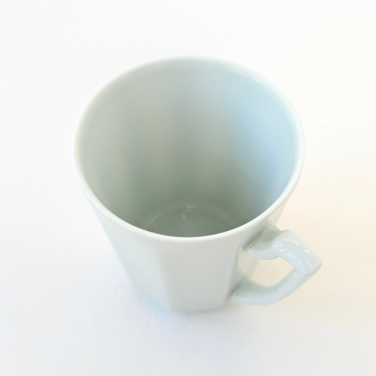 Lot de huit tasses à café en porcelaine céladon – Limoges, v. 1950-1960