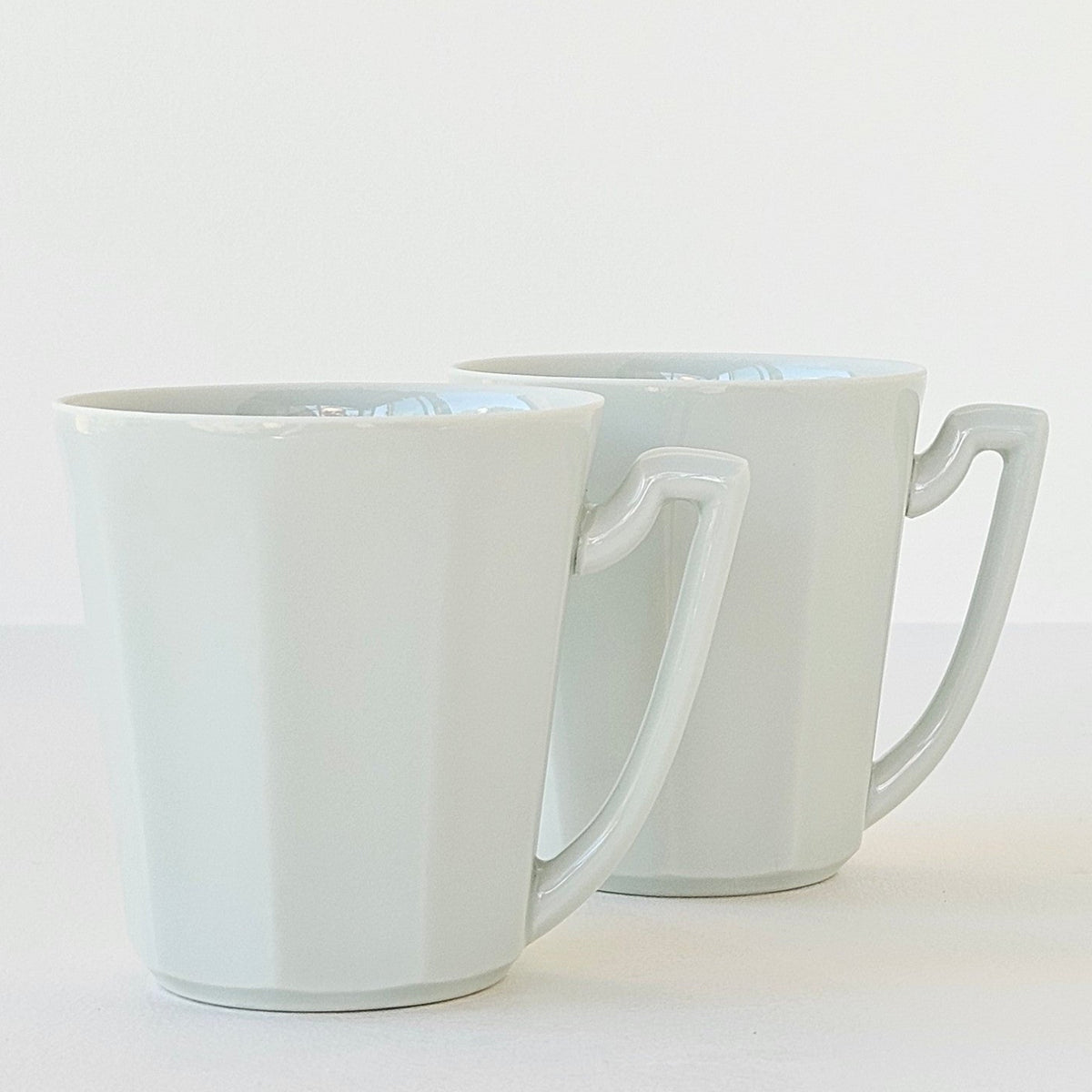 Lot de huit tasses à café en porcelaine céladon – Limoges, v. 1950-1960