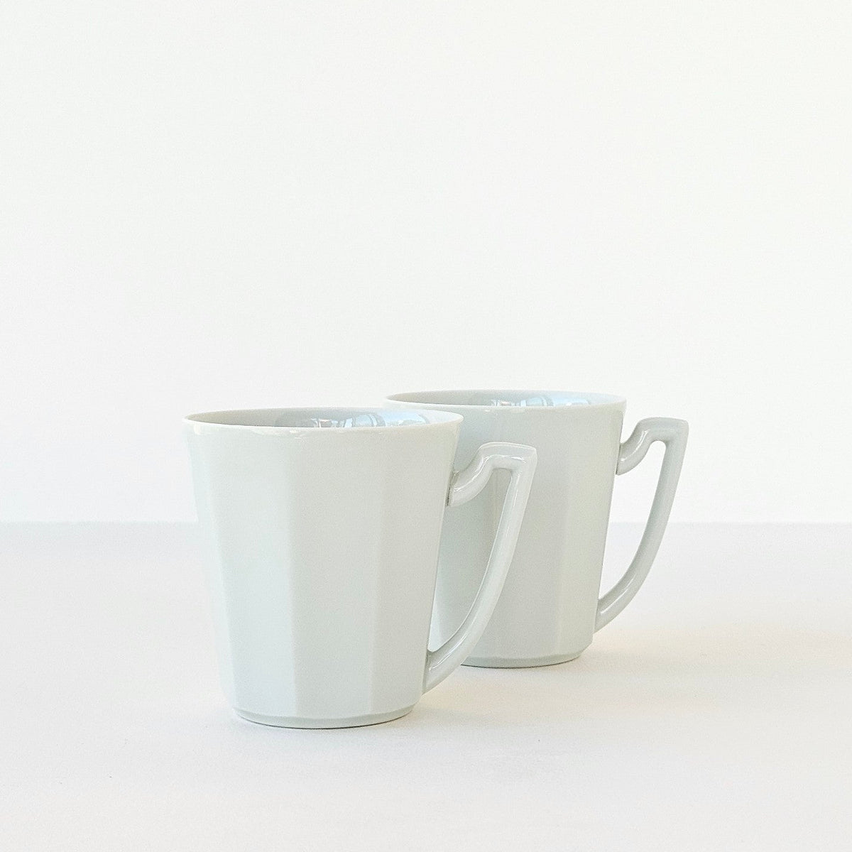 Lot de huit tasses à café en porcelaine céladon – Limoges, v. 1950-1960