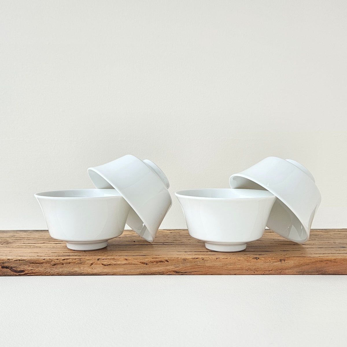 Quatre tasses à thé sans anse – Manufacture Raynaud – Limoges, XXIe s.