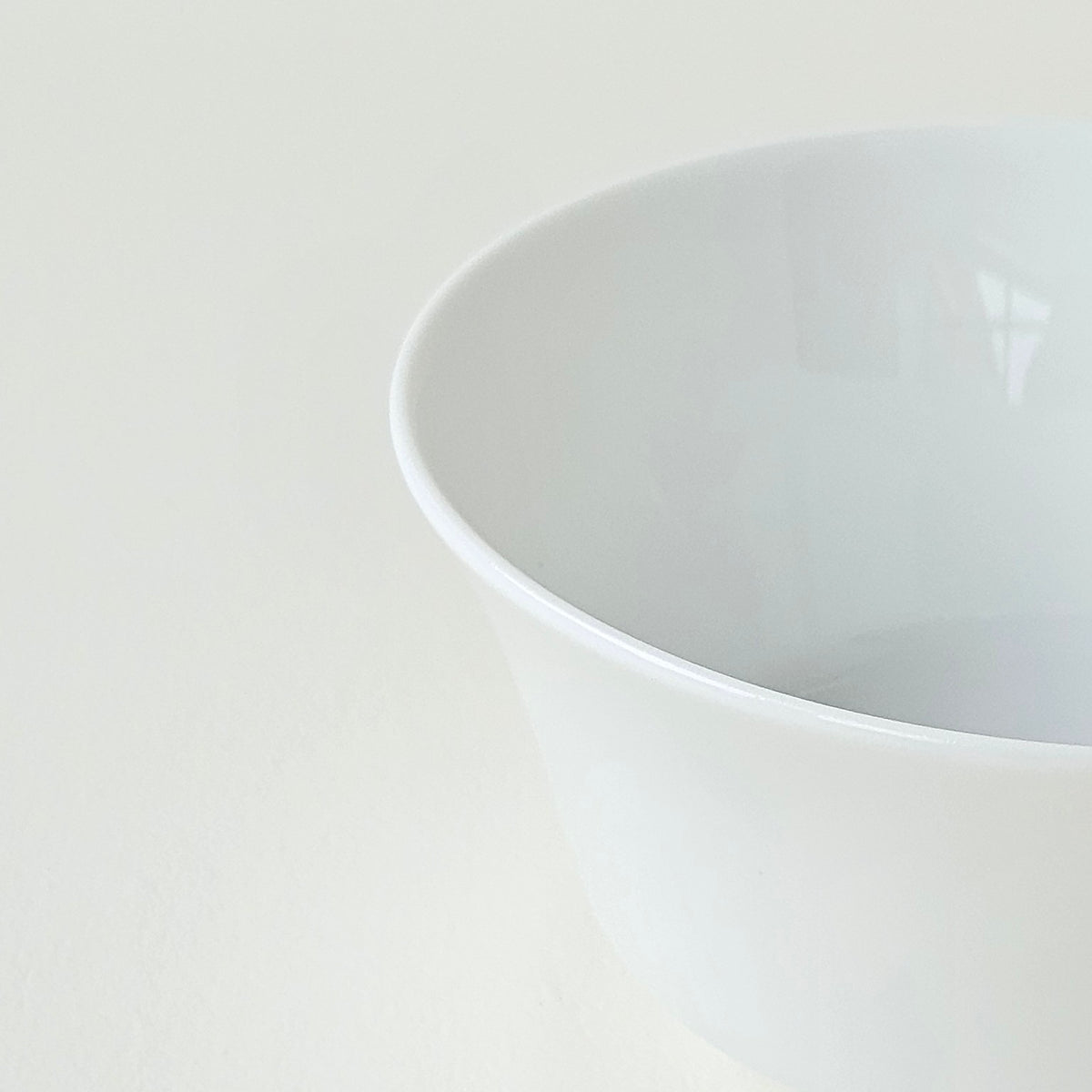 Quatre tasses à thé sans anse – Manufacture Raynaud – Limoges, XXIe s.