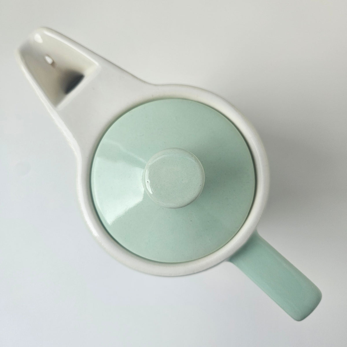 Théière en céramique émaillée vert céladon – Europe, v. 1950–1970
