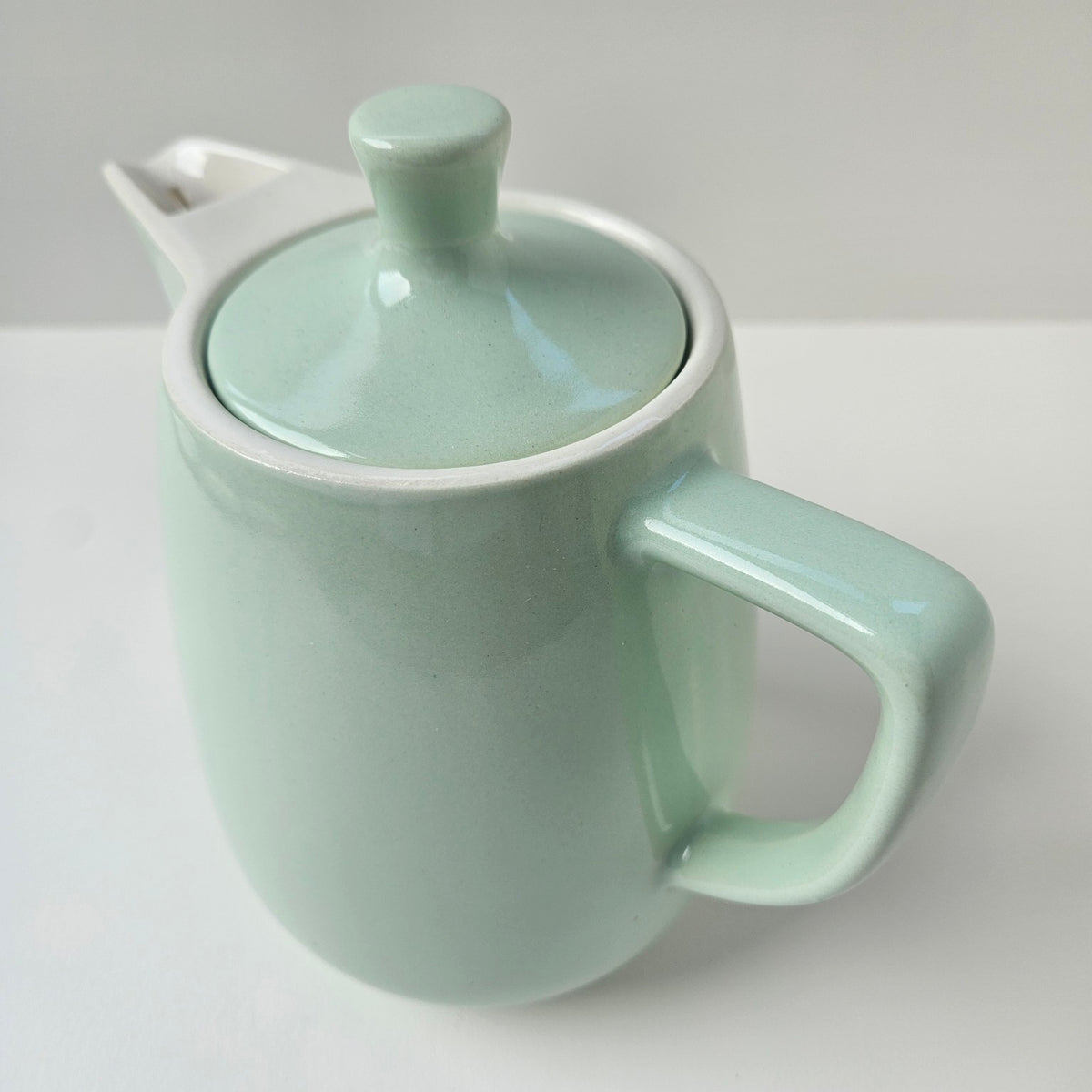 Théière en céramique émaillée vert céladon – Europe, v. 1950–1970