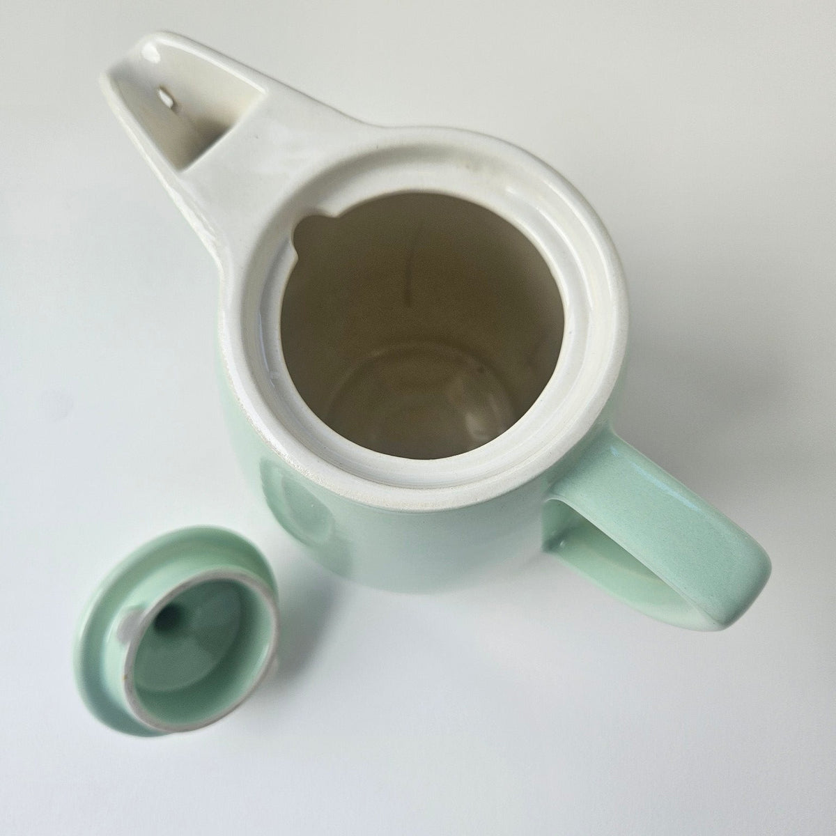 Théière en céramique émaillée vert céladon – Europe, v. 1950–1970