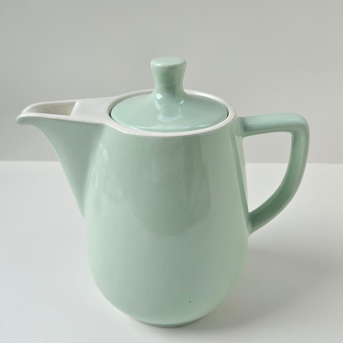 Théière en céramique émaillée vert céladon – Europe, v. 1950–1970