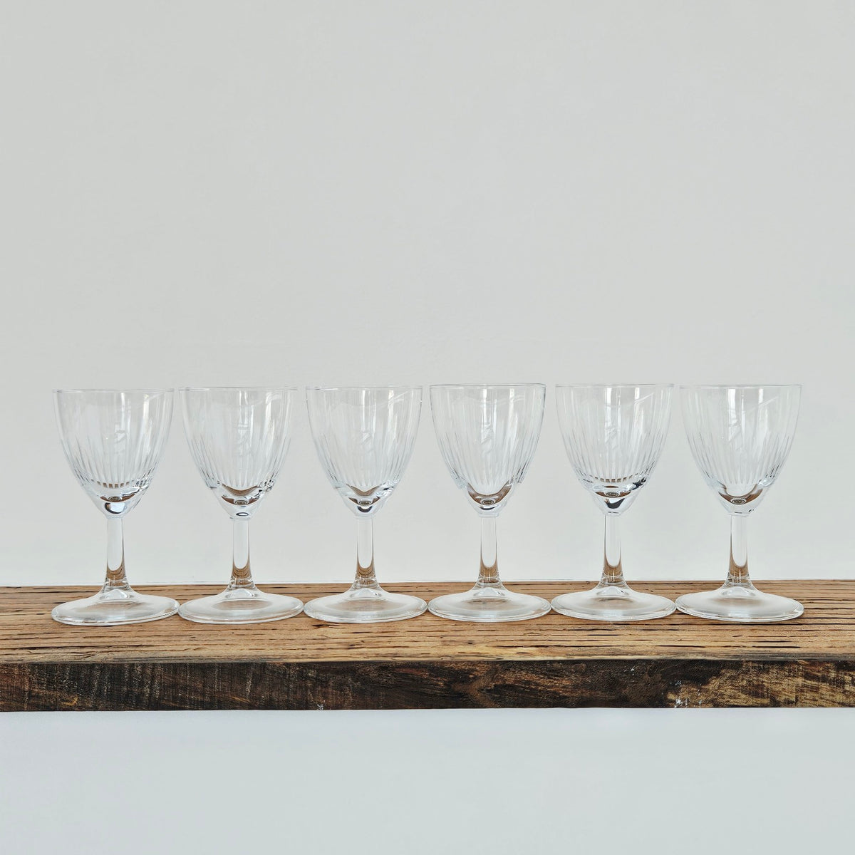 Lot de six petits verres à liqueur en verre strié – France (probable), v. 1950-1960