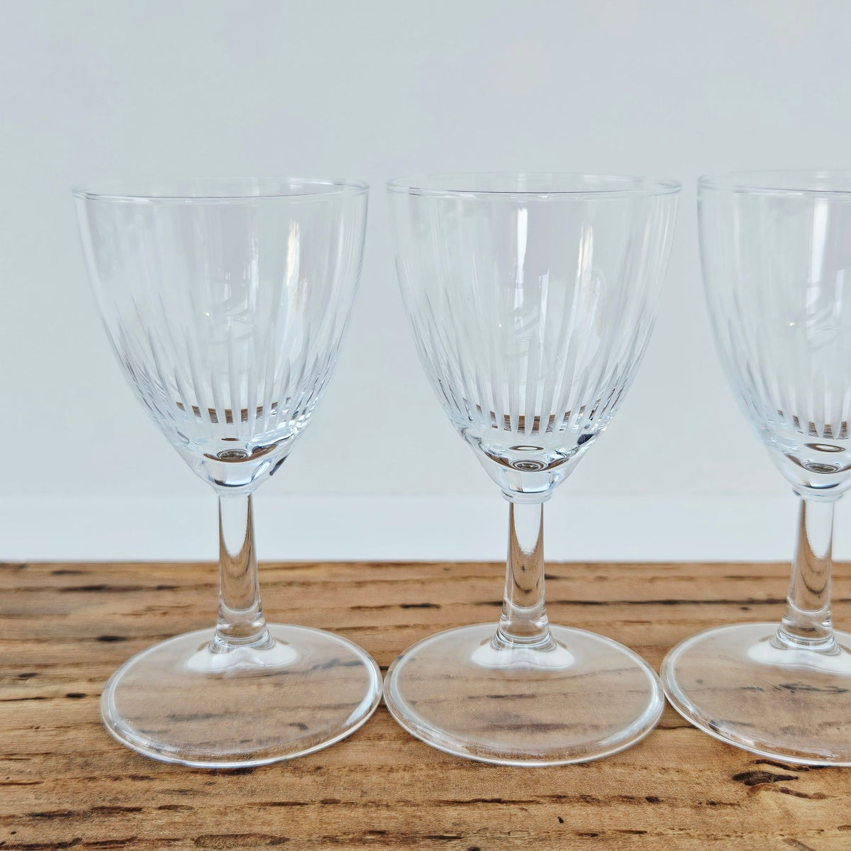 Lot de six petits verres à liqueur en verre strié – France (probable), v. 1950-1960