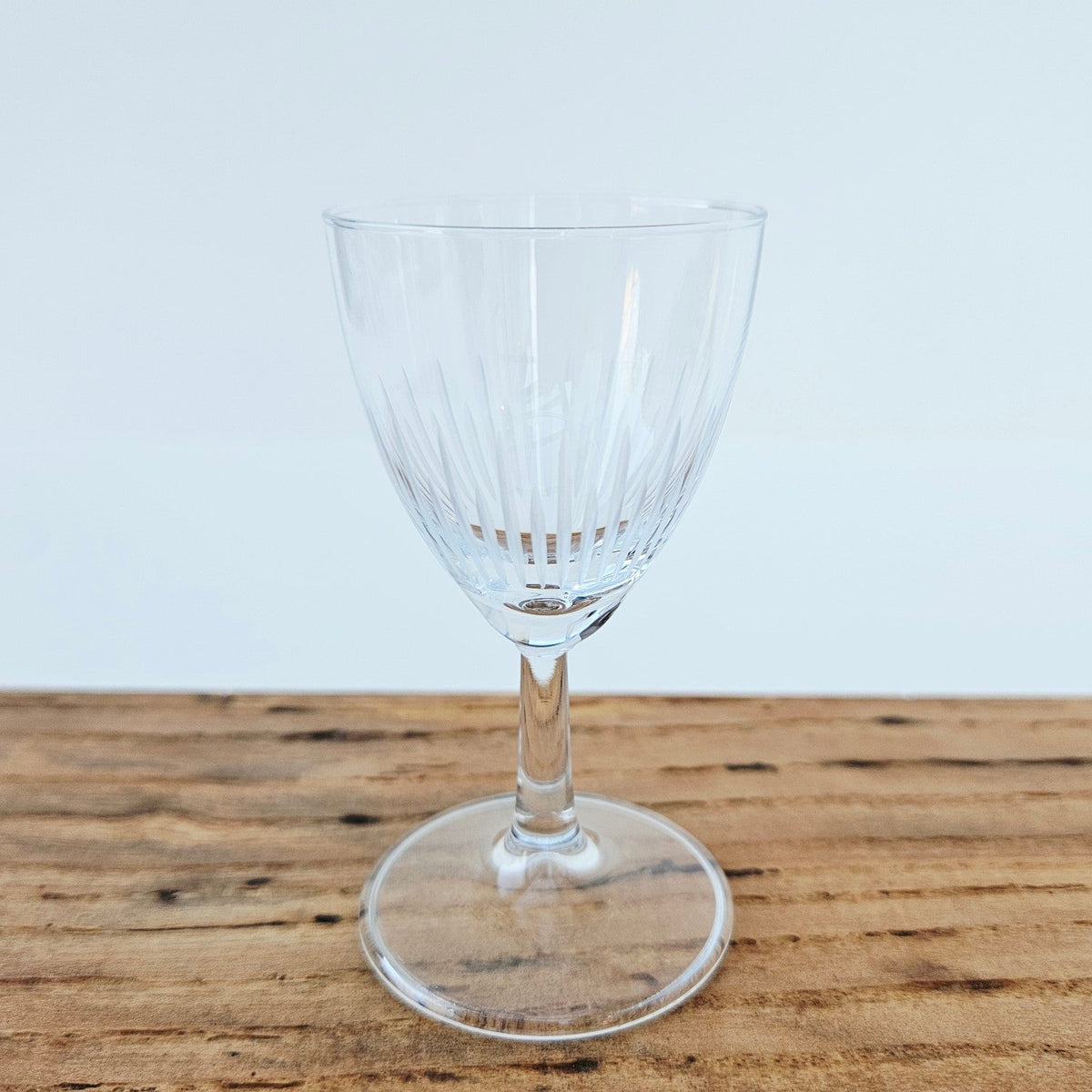 Lot de six petits verres à liqueur en verre strié – France (probable), v. 1950-1960