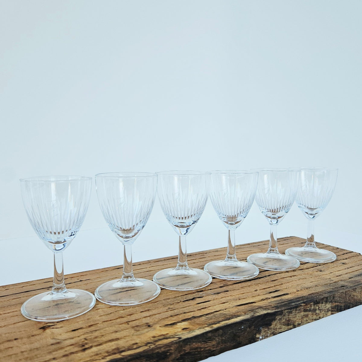 Lot de six petits verres à liqueur en verre strié – France (probable), v. 1950-1960