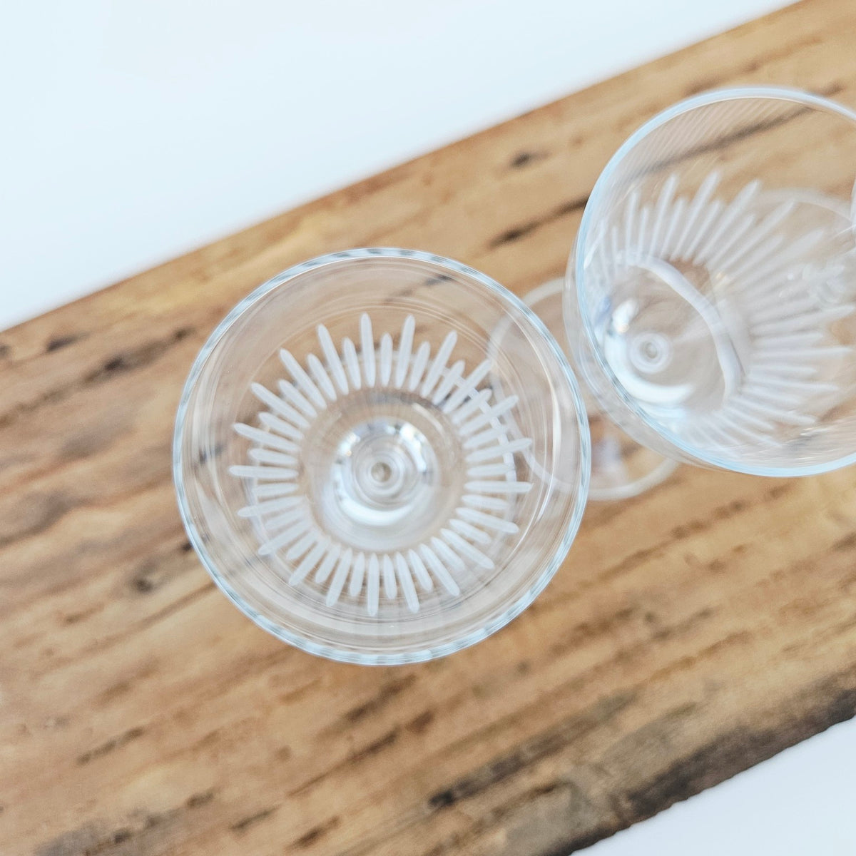 Lot de six petits verres à liqueur en verre strié – France (probable), v. 1950-1960