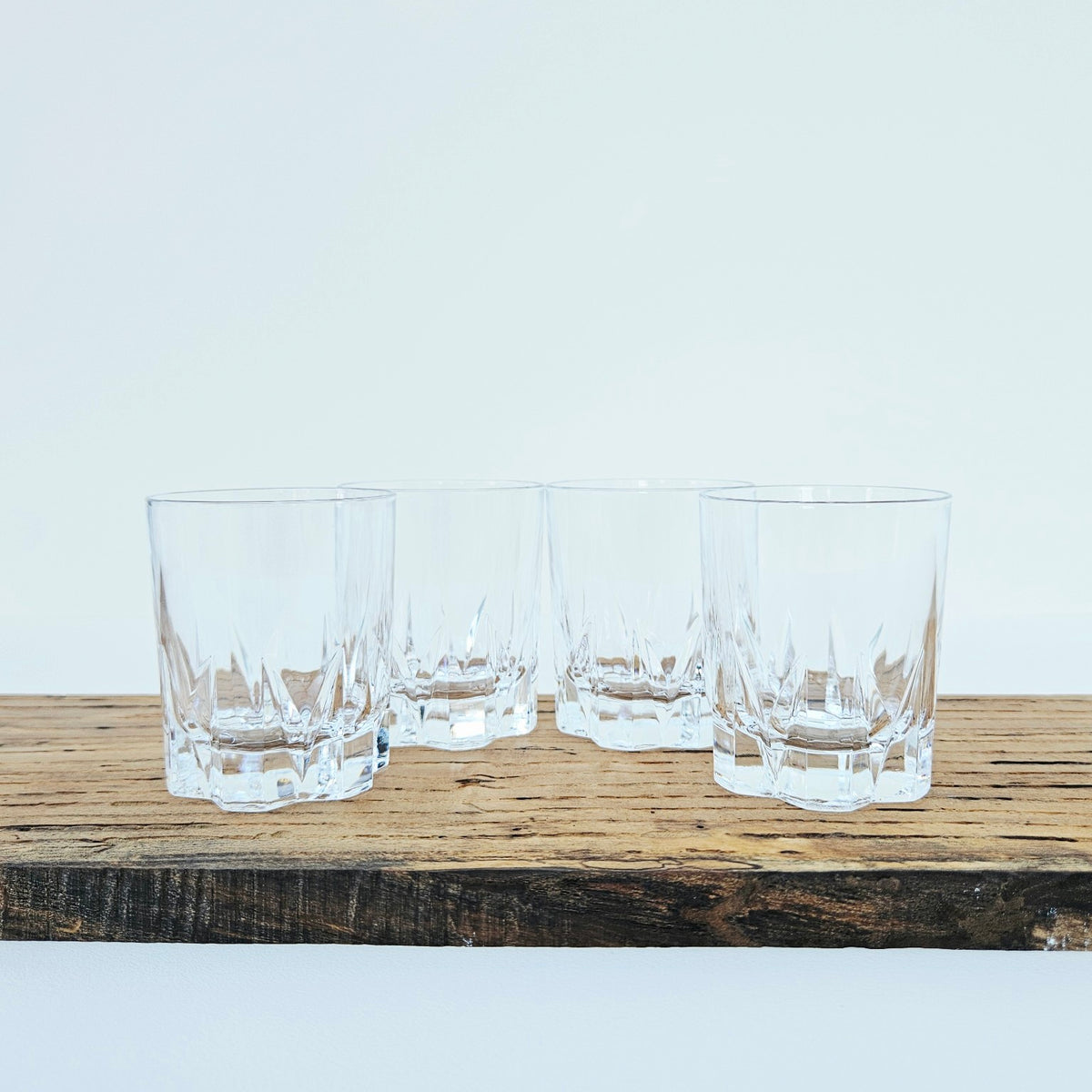 Lot de 4 petits verres à whisky japonais en verre moulé – France (probable), fin du XXe s.