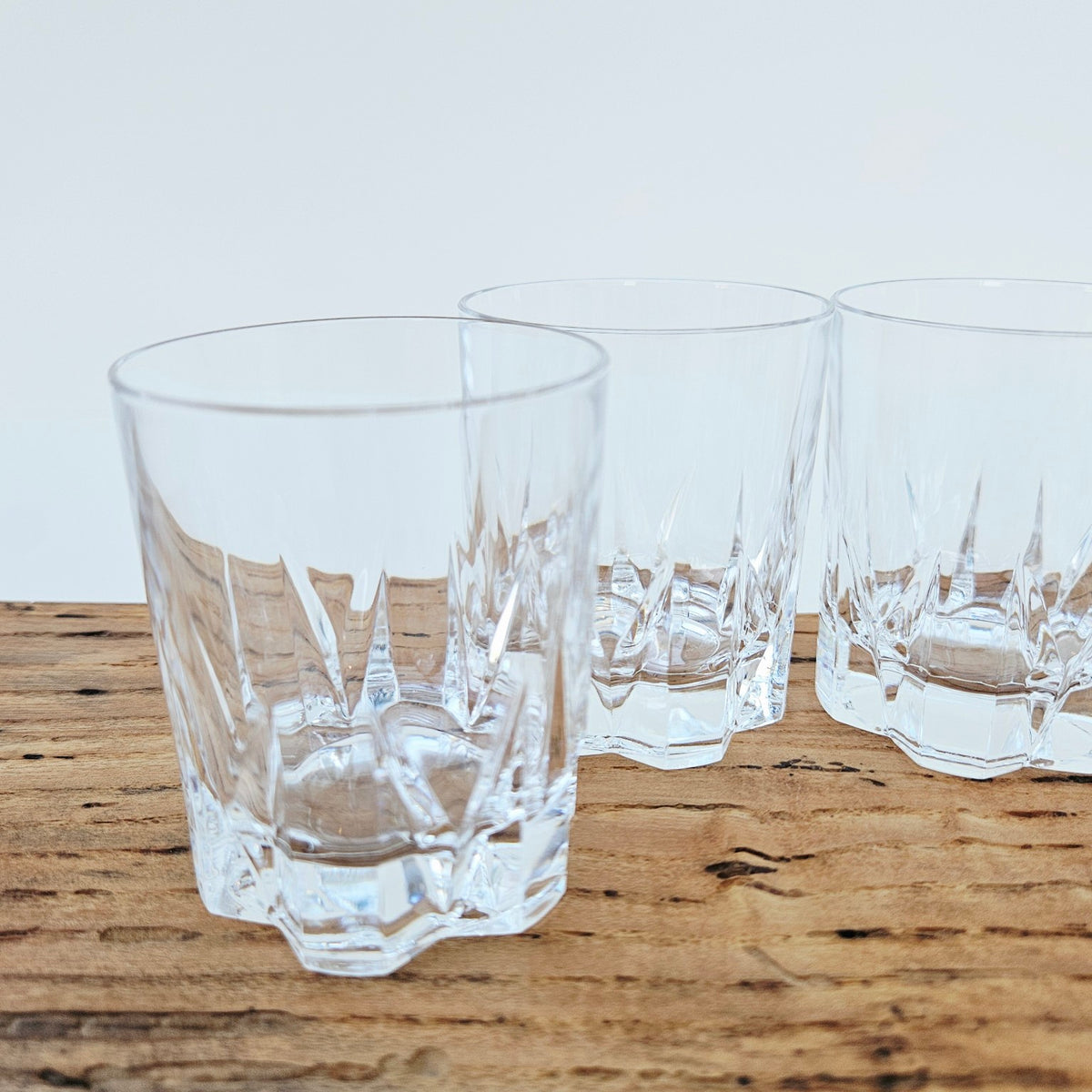 Lot de 4 petits verres à whisky japonais en verre moulé – France (probable), fin du XXe s.