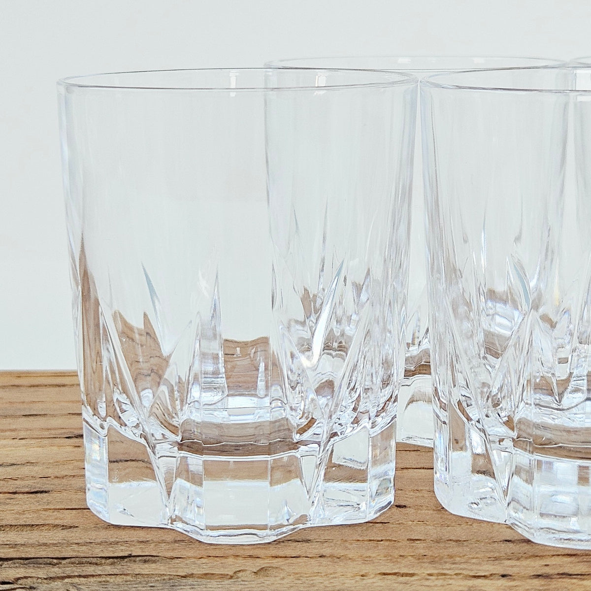 Lot de 4 petits verres à whisky japonais en verre moulé – France (probable), fin du XXe s.