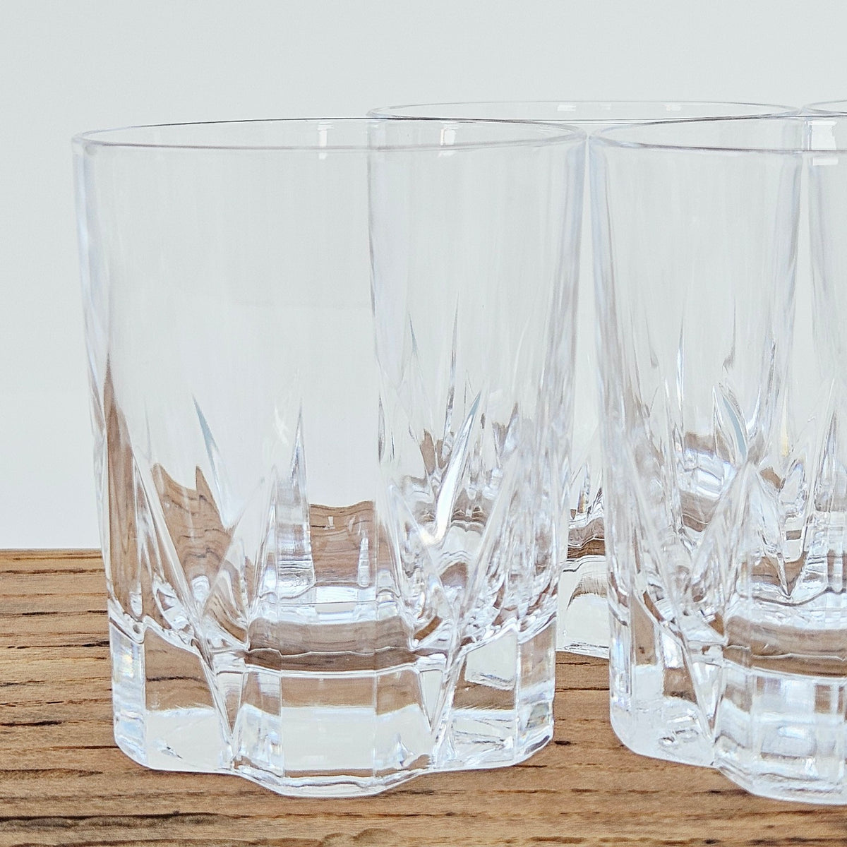 Lot de 4 petits verres à whisky japonais en verre moulé – France (probable), fin du XXe s.