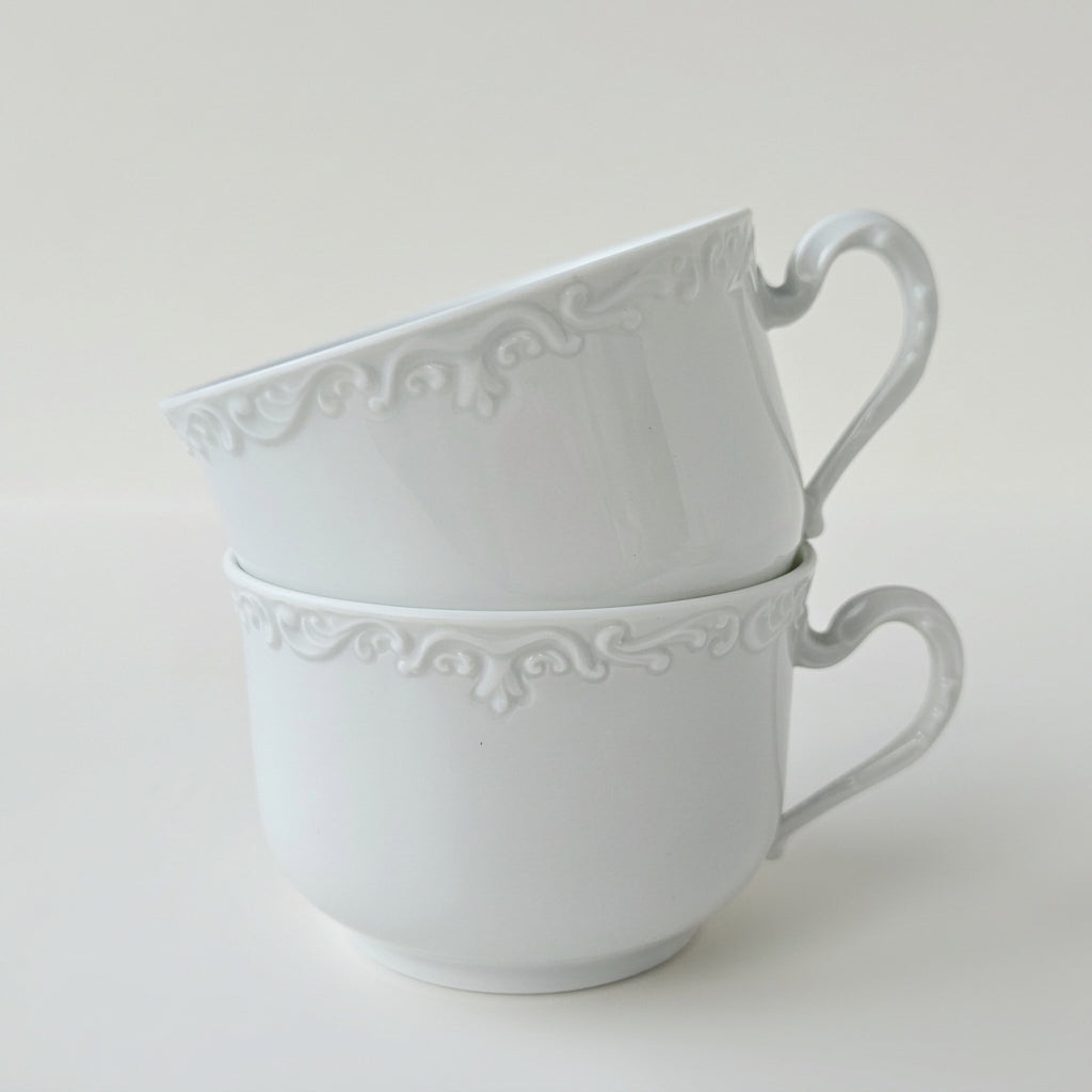Paire de tasses à thé ou à chocolat chaud avec deux soucoupes assorties par association – Limoges, 2e moitié du XXᵉ s.